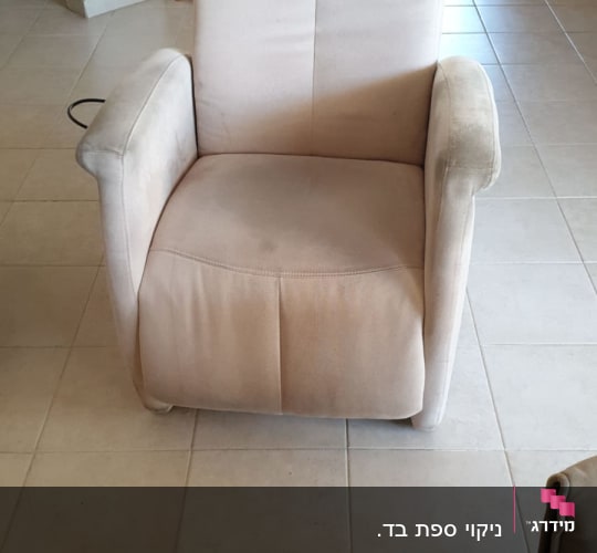 כורסה בהירה עם כתמים על הריפוד
